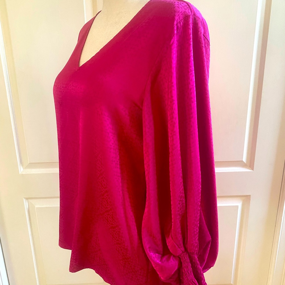 Vince Camuto Pink V Neck Top 🩷🩷🩷